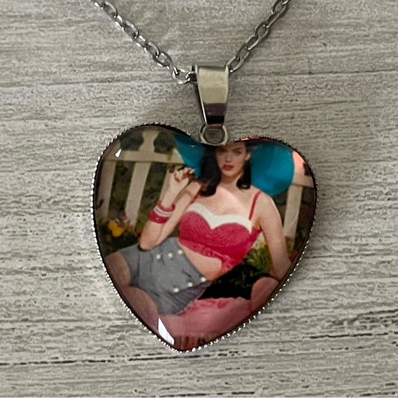 Heart-Shaped Silver Photo Pendant Necklace Young Katy Perry - Picture 3 of 8